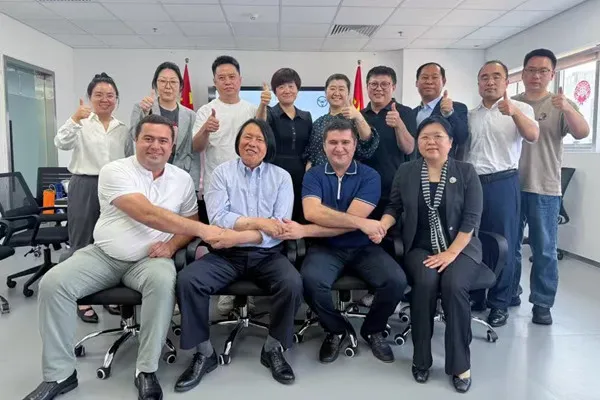 Anche deltok på Comeia-Aircuz signeringsseremoni til co-form Central Asias Automotive Aftermarket